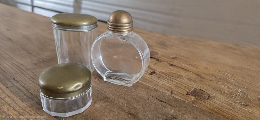Glazen flesjes met goudkleurige dop, Antiek en Kunst, Ophalen