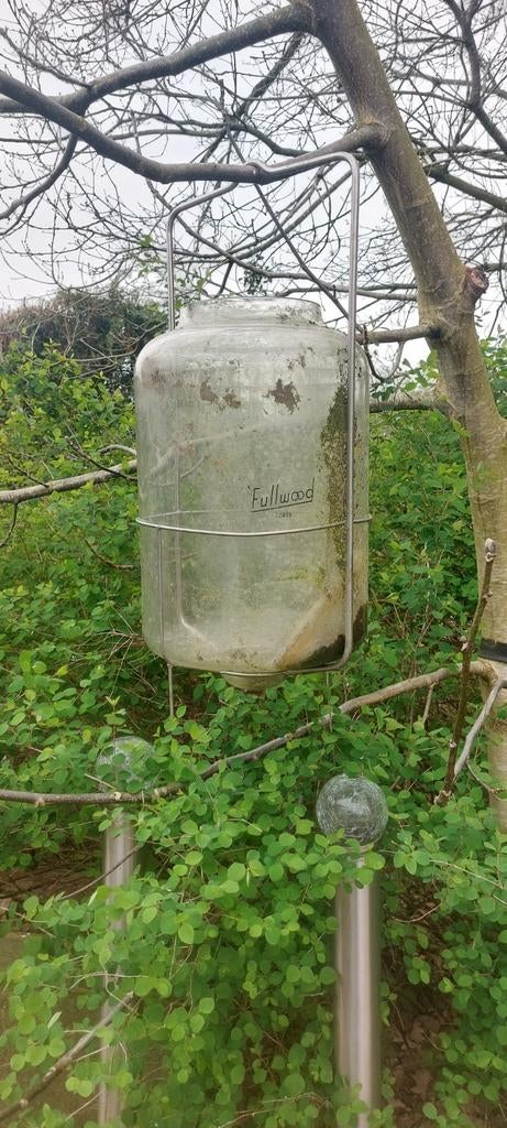 gist fles  met houder  fullwood melkglas authentiek, Antiek en Kunst, Ophalen