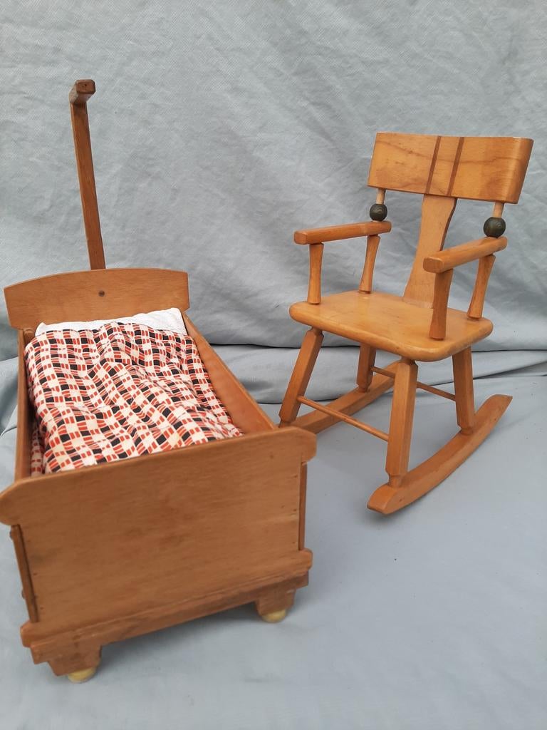 Oud poppen bedje en schommelstoeltje, Ophalen of Verzenden