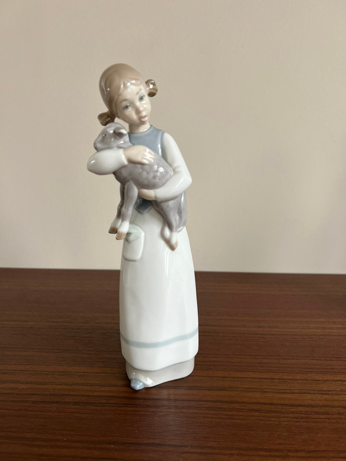 Lladro beeldje meisje met schaapje, Ophalen of Verzenden