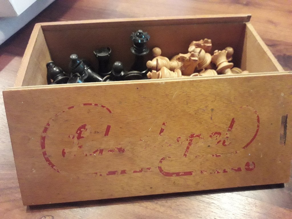 ZEER OUD HOUTEN SCHAAKSPEL in de ORIGINELE HOUTEN DOOS, Hobby en Vrije tijd, Gezelschapsspellen | Bordspellen, Ophalen of Verzenden