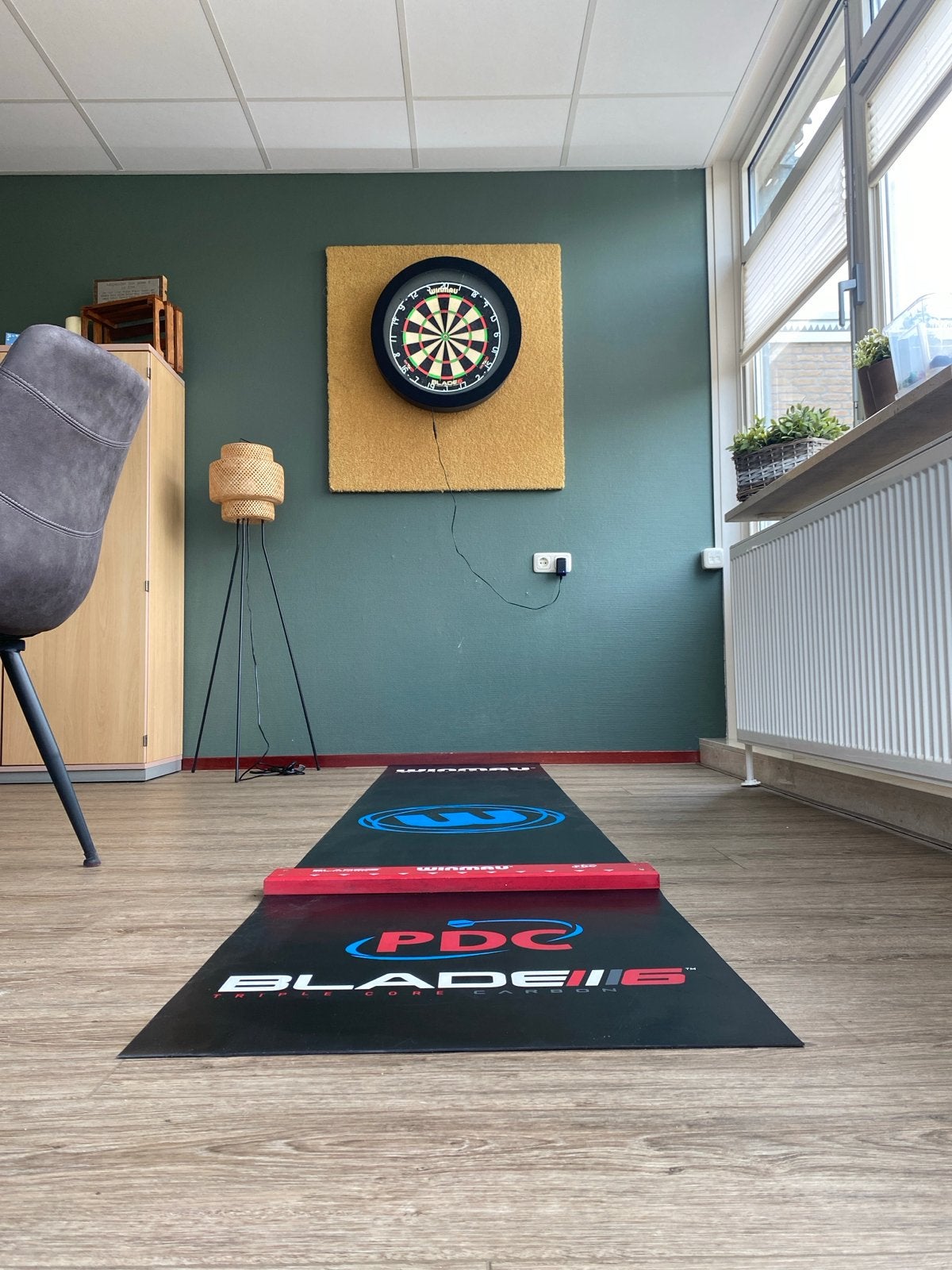 Winmau Blade 6 dartbord, dartmat, surround ring +accessoires, Ophalen, Zo goed als nieuw, Dartbord met pijlen