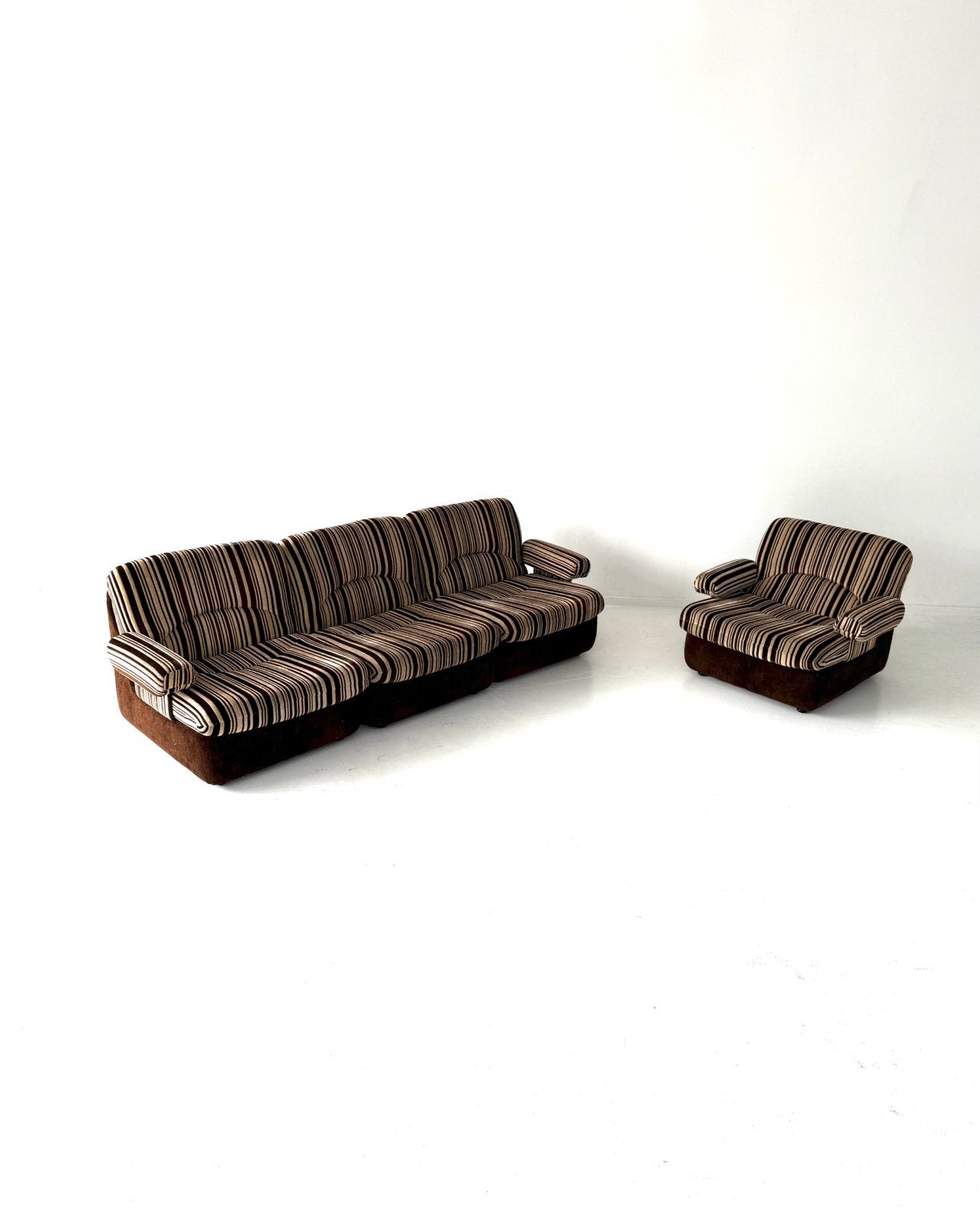 Vintage Space age modulaire zithoek ‘70, Huis en Inrichting, Banken | Complete zithoeken, Stof, Vintage retro buisframe design rotan webbing papercord deens