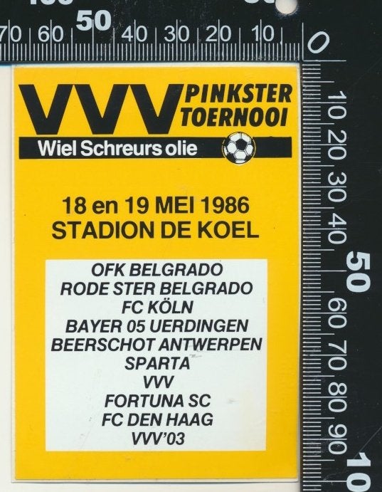 Sticker: VVV Pinkster Toernooi 1986 - Stadion De Koel Venlo, Ophalen of Verzenden, Zo goed als nieuw, Sport