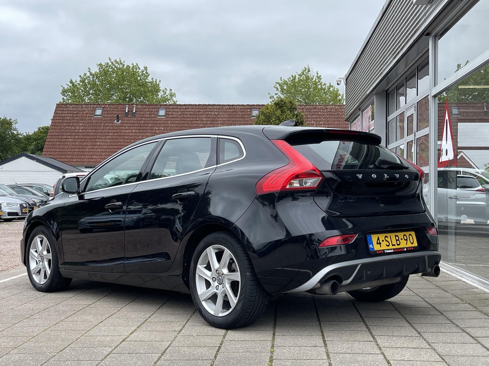 Volvo V40 1.6 T3 R-Design /Volleder/Cruise/Clima/Pano/Camera, Voorwielaandrijving, Gebruikt, 4 cilinders, Zwart