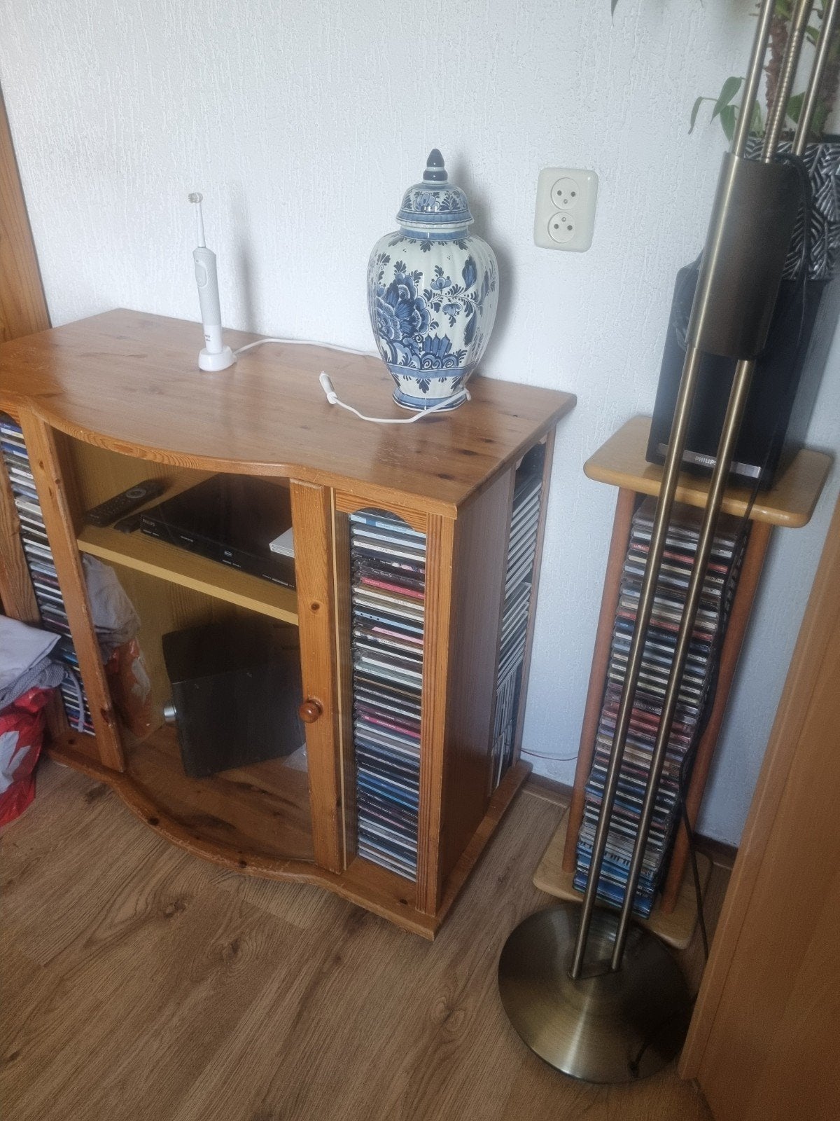 Houten CD/DVD-kast met glazen deurtjes, Ophalen, Gebruikt, 150 discs of meer, Hout