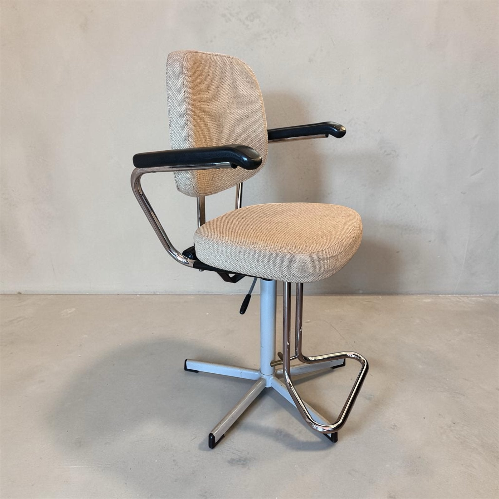 Vintage kappersstoel opnieuw gestoffeerd - Goede kwaliteit, Huis en Inrichting, Stoelen, Ophalen, Overige kleuren, Zo goed als nieuw