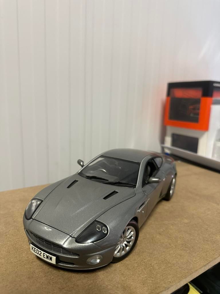 Aston martin vanquish james bond modelauto 1:18, Ophalen of Verzenden, Zo goed als nieuw, Auto, Overige merken