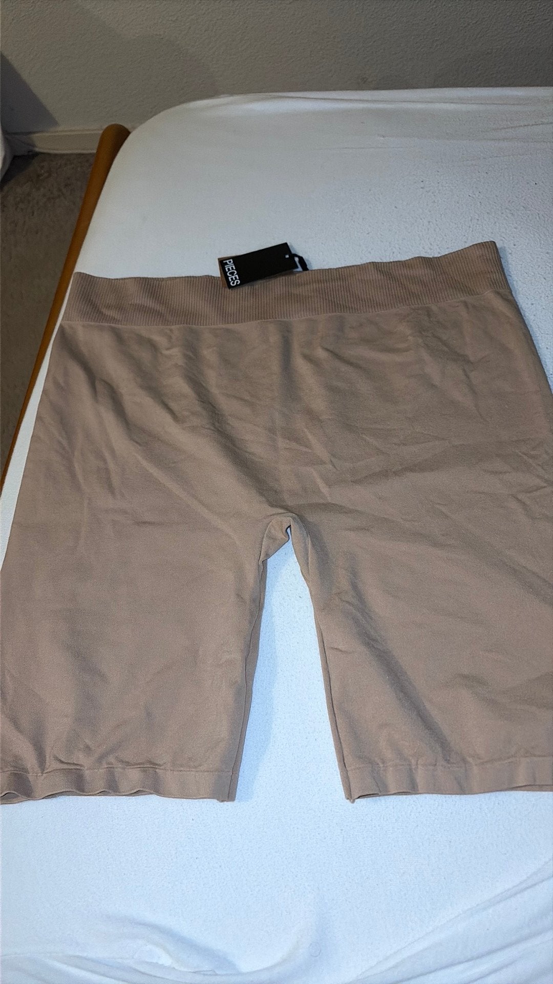 Pieces London biker short maat L 48-50, Kleding | Dames, Ophalen of Verzenden, Beige, Broekje of Short