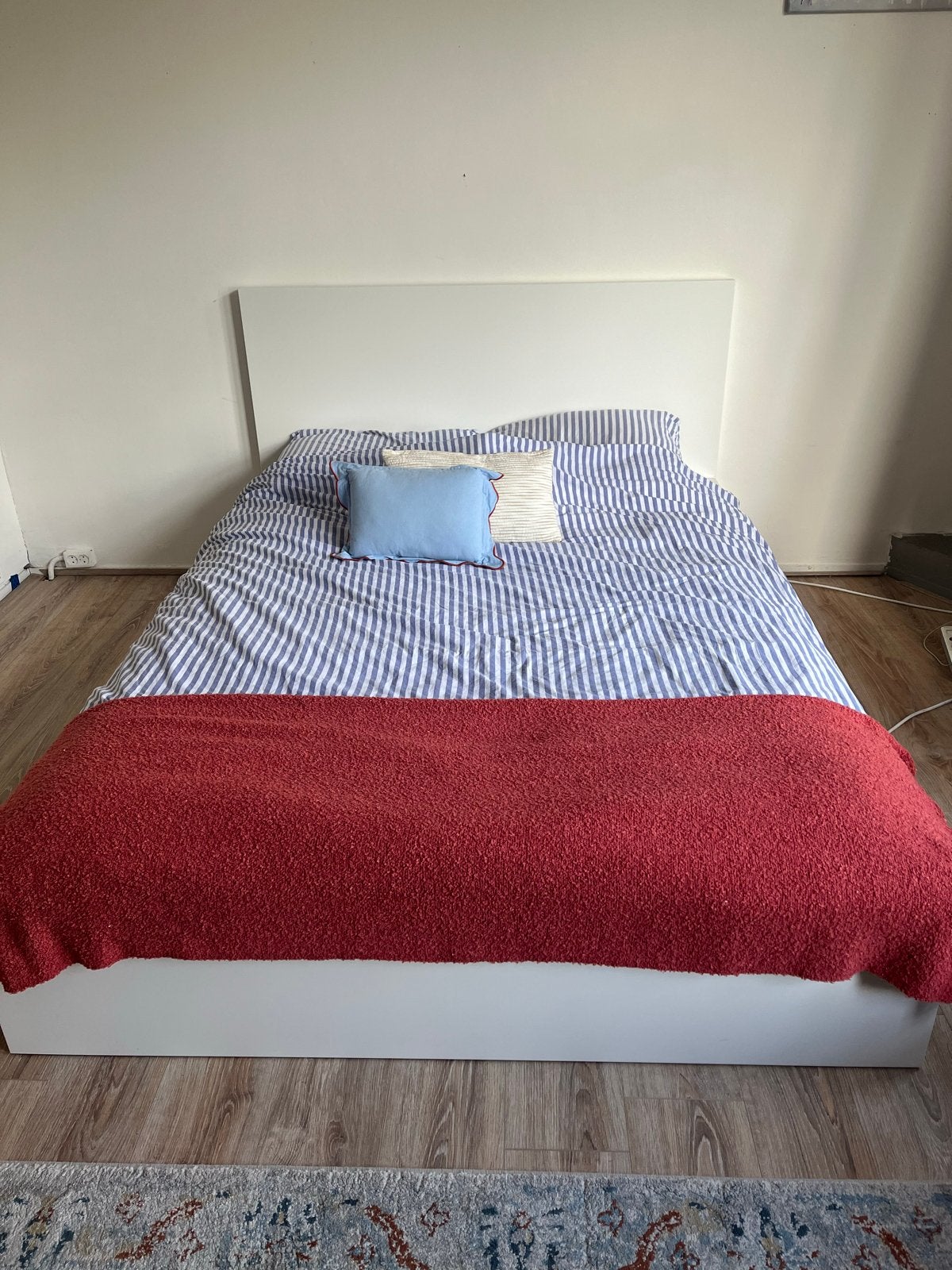 Tweepersoonsbed 140x200 cm met lattenbodem en 2 lades