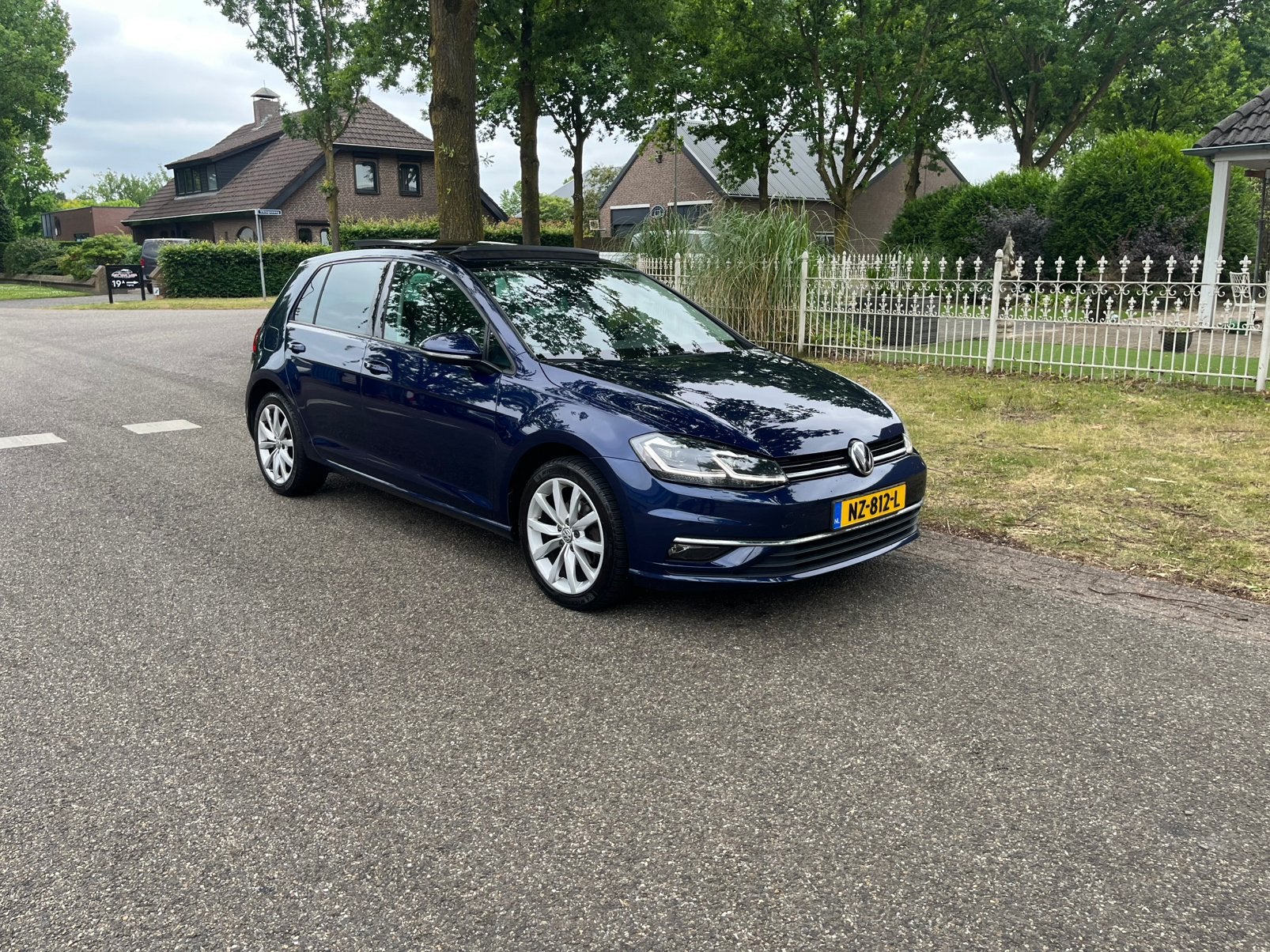 Volkswagen Golf 1.0 TSI 7-DSG Panorama, Virtual, Bomvol 2017, Auto's, Zwart, Xenon verlichting, Blauw, Origineel Nederlands