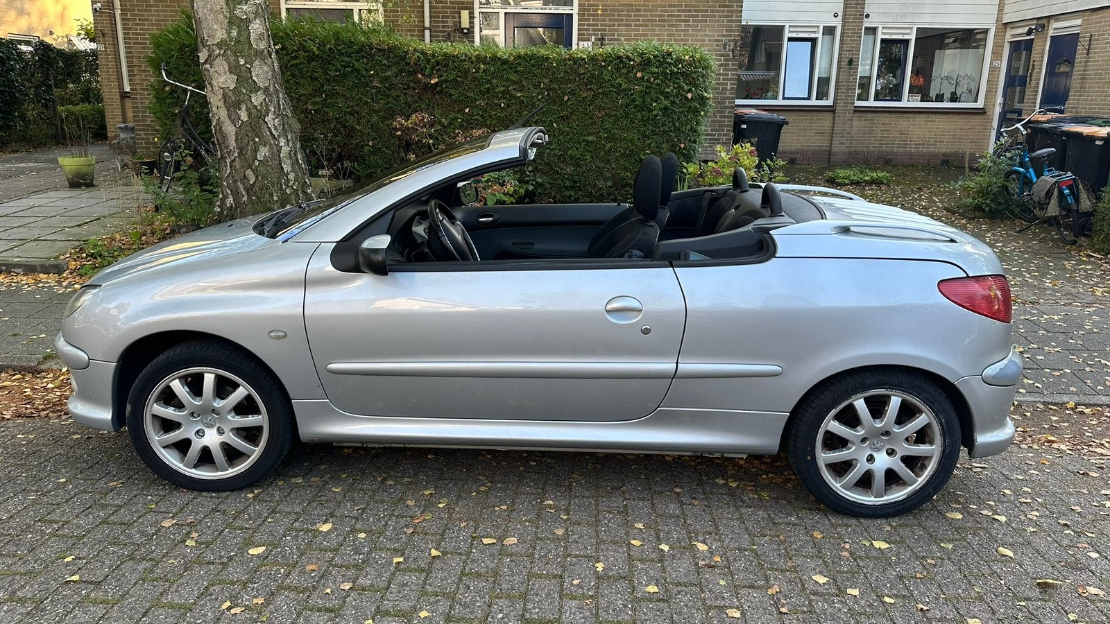 Peugeot 206 cabrio 2.0 16V CC 2005, Auto's, Zwart, Cabriolet, 4 stoelen, 49 €/maand