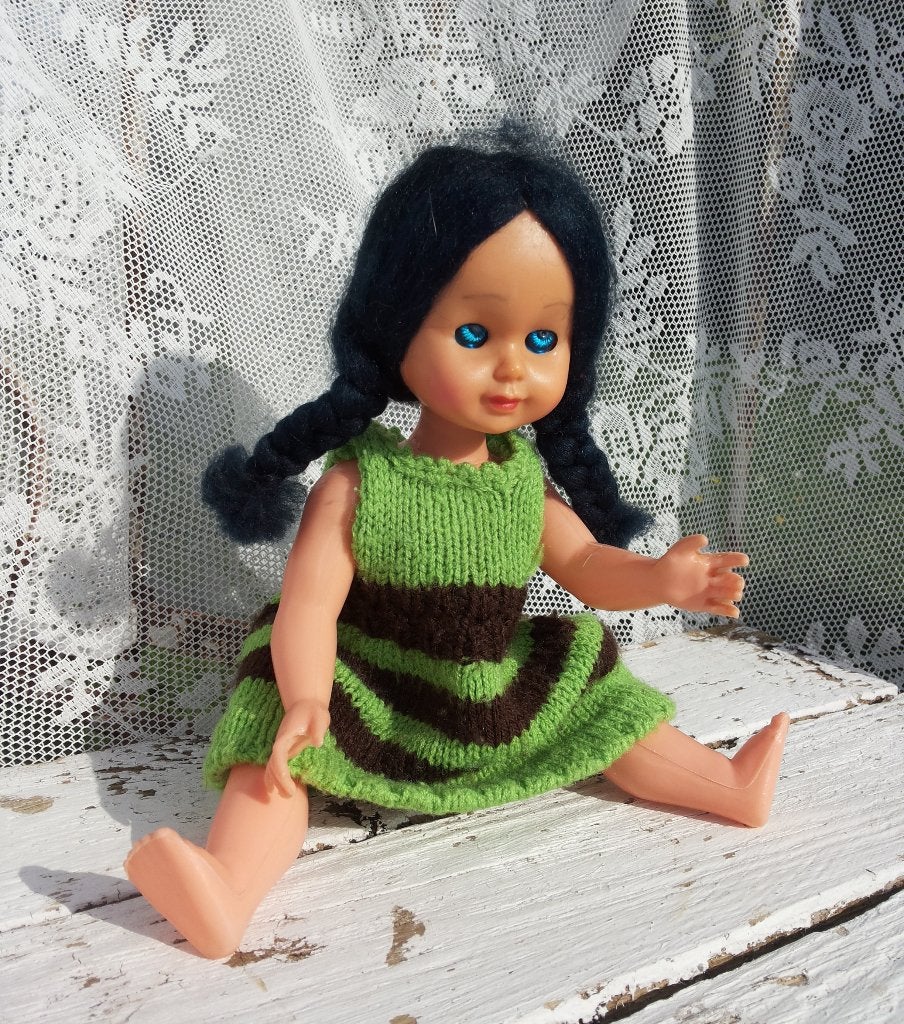 Popje zwarte vlechtjes groen retro jurkje /Poppenverzameling, Verzamelen, Ophalen of Verzenden, Zo goed als nieuw, Pop