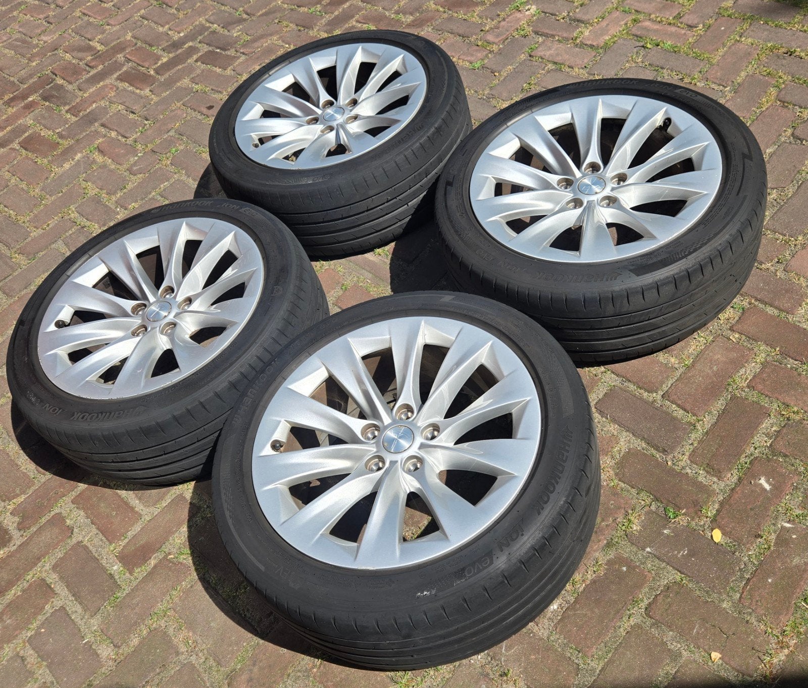 Tesla 19" velgen met Hankook zomerbanden 4,5-5mm 245 45 19, Auto-onderdelen, Banden en Velgen, Banden en Velgen, Personenwagen