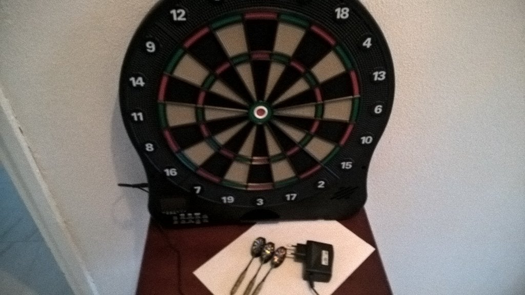 TE koop aangeboden mooi darts bord pijlen. doe gepast bod., Sport en Fitness, Ophalen of Verzenden, Gebruikt, Dartbord met pijlen