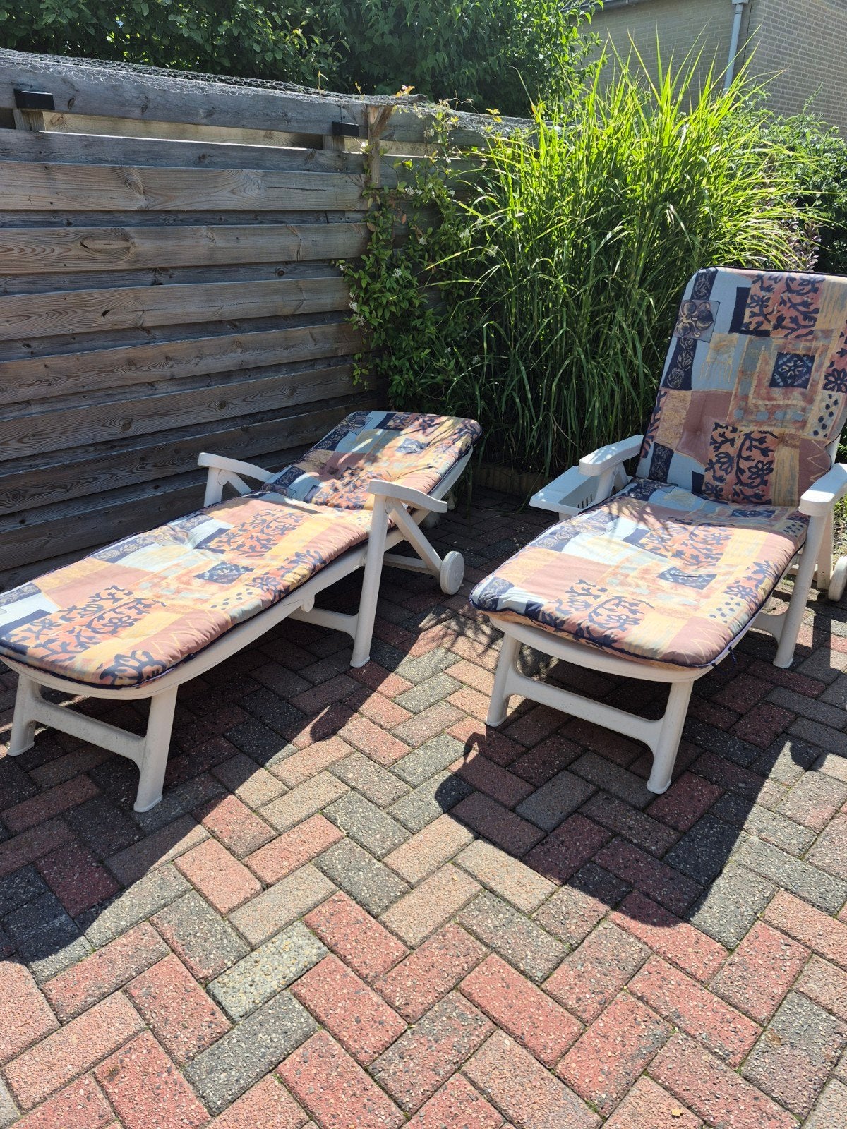 Twee comfortabele ligstoelen met kussens, Ophalen, Gebruikt, Kunststof, Verstelbaar
