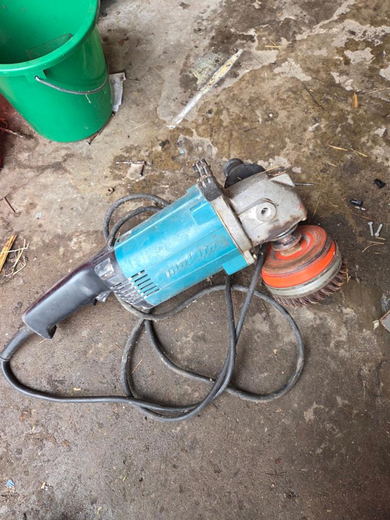Makita haakse slijpmachine met borstelopzetstuk, Ophalen of Verzenden