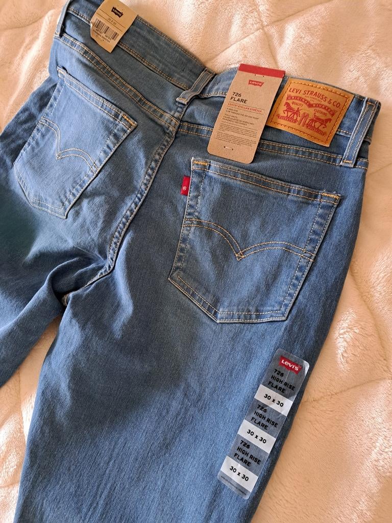 Levis 30/30 nieuw flared, Kleding | Dames, Spijkerbroeken en Jeans, Blauw, Nieuw, Ophalen of Verzenden, W30 - W32 (confectie 38/40)