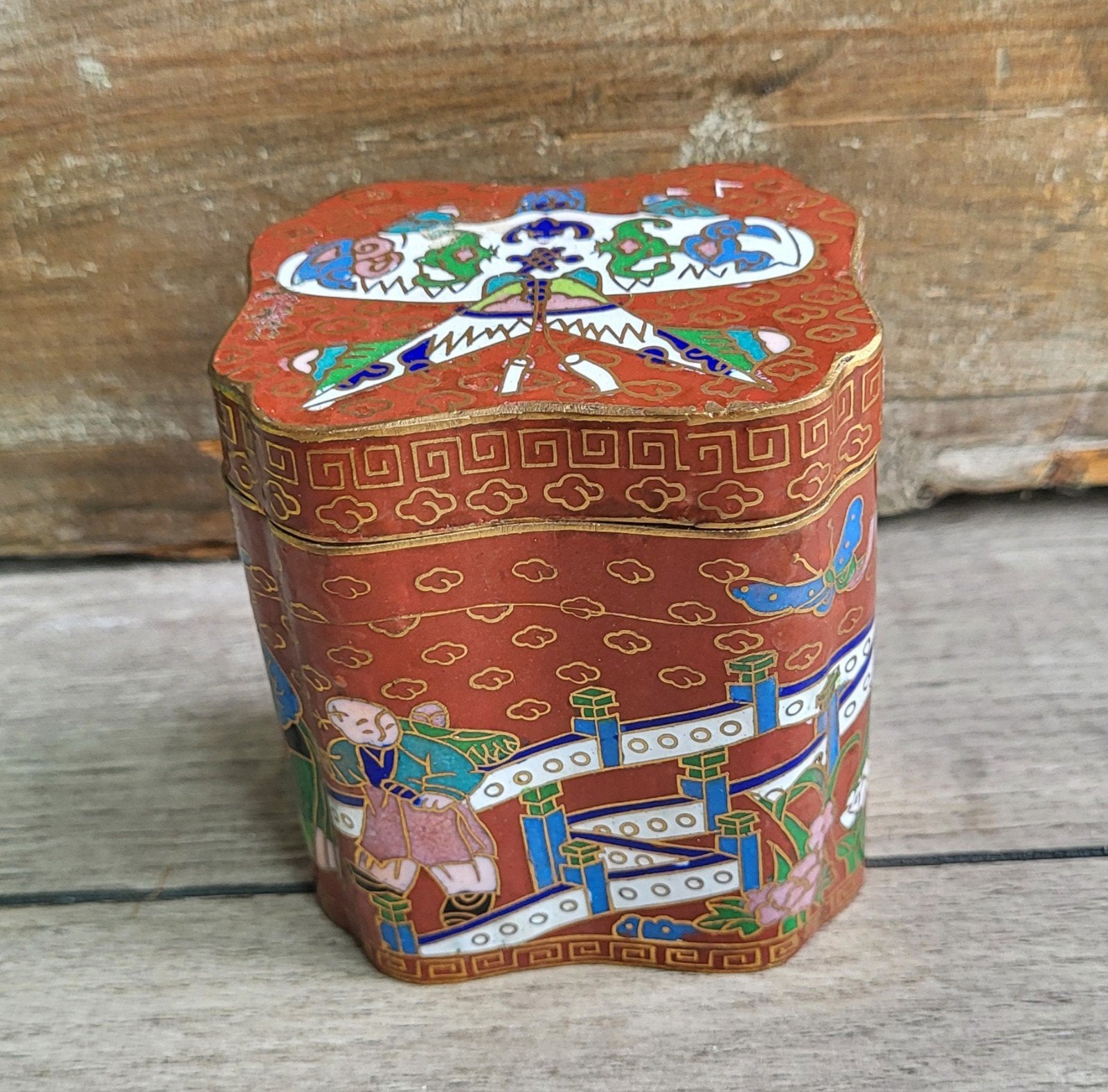 Antieke Chinese Cloisonné Doosje met Scènes en Bloemen, Antiek en Kunst, Ophalen of Verzenden