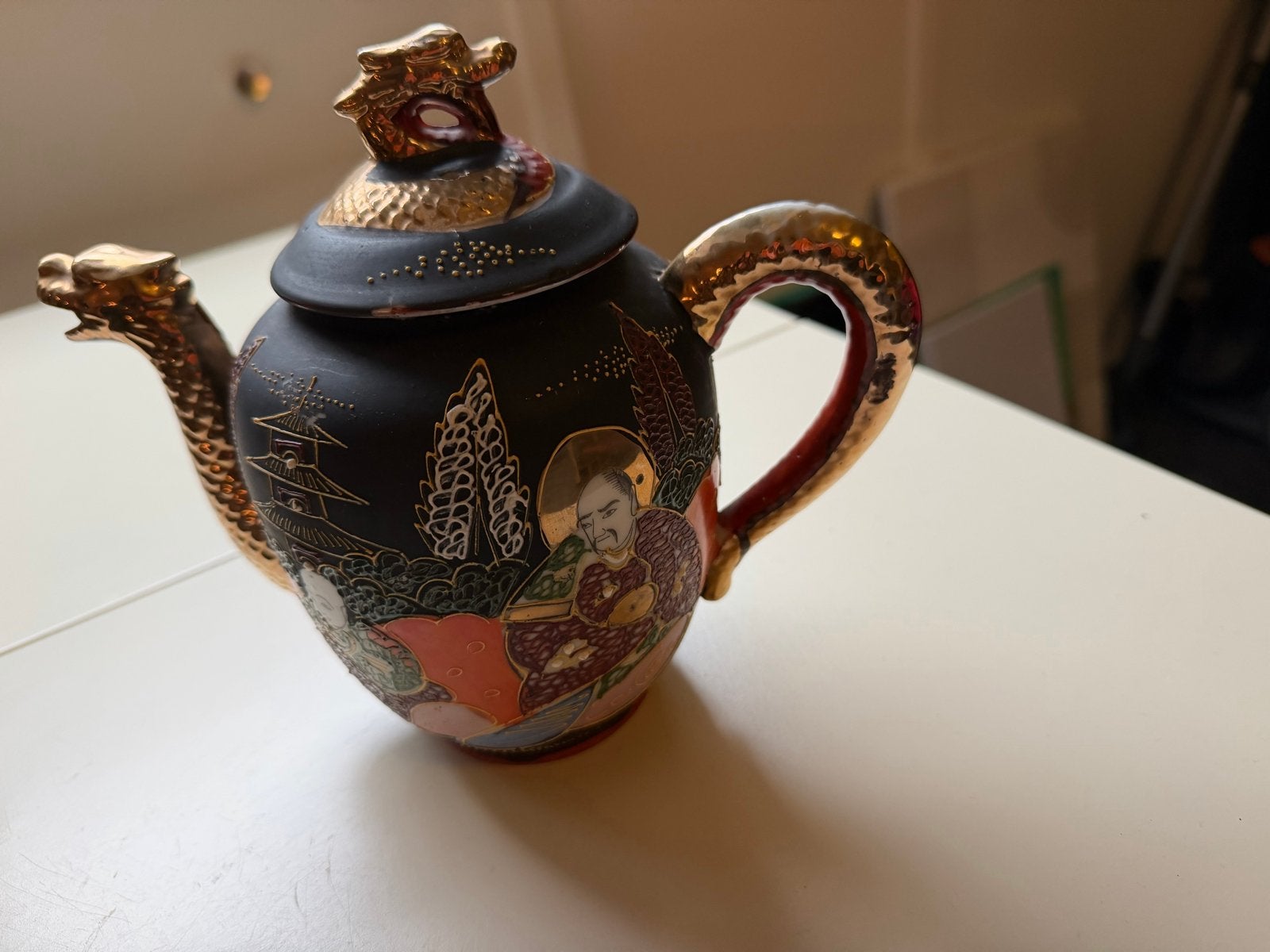 Prachtige Chinese theepot met draken en figuren, Ophalen