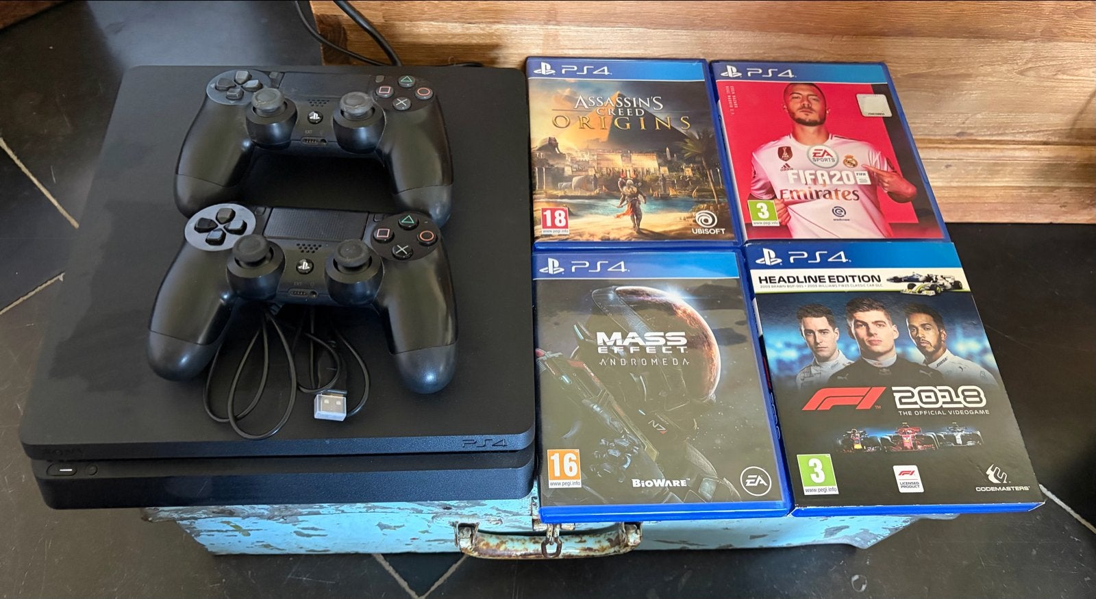 PlayStation 4 Slim met 2 controllers en 4 games, Gebruikt, 2 spelers, Eén computer, Vanaf 3 jaar