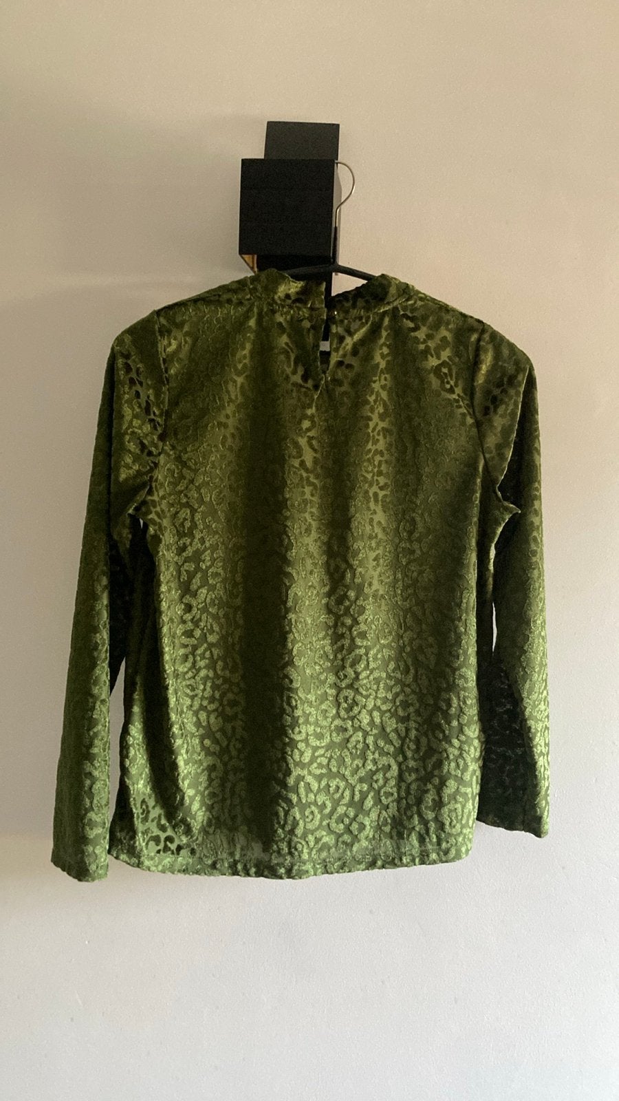 Groene fluwelen top met luipaardprint - Maat M, Kleding | Dames, Maat 38/40 (M), Ophalen of Verzenden, Zo goed als nieuw, Lange mouw