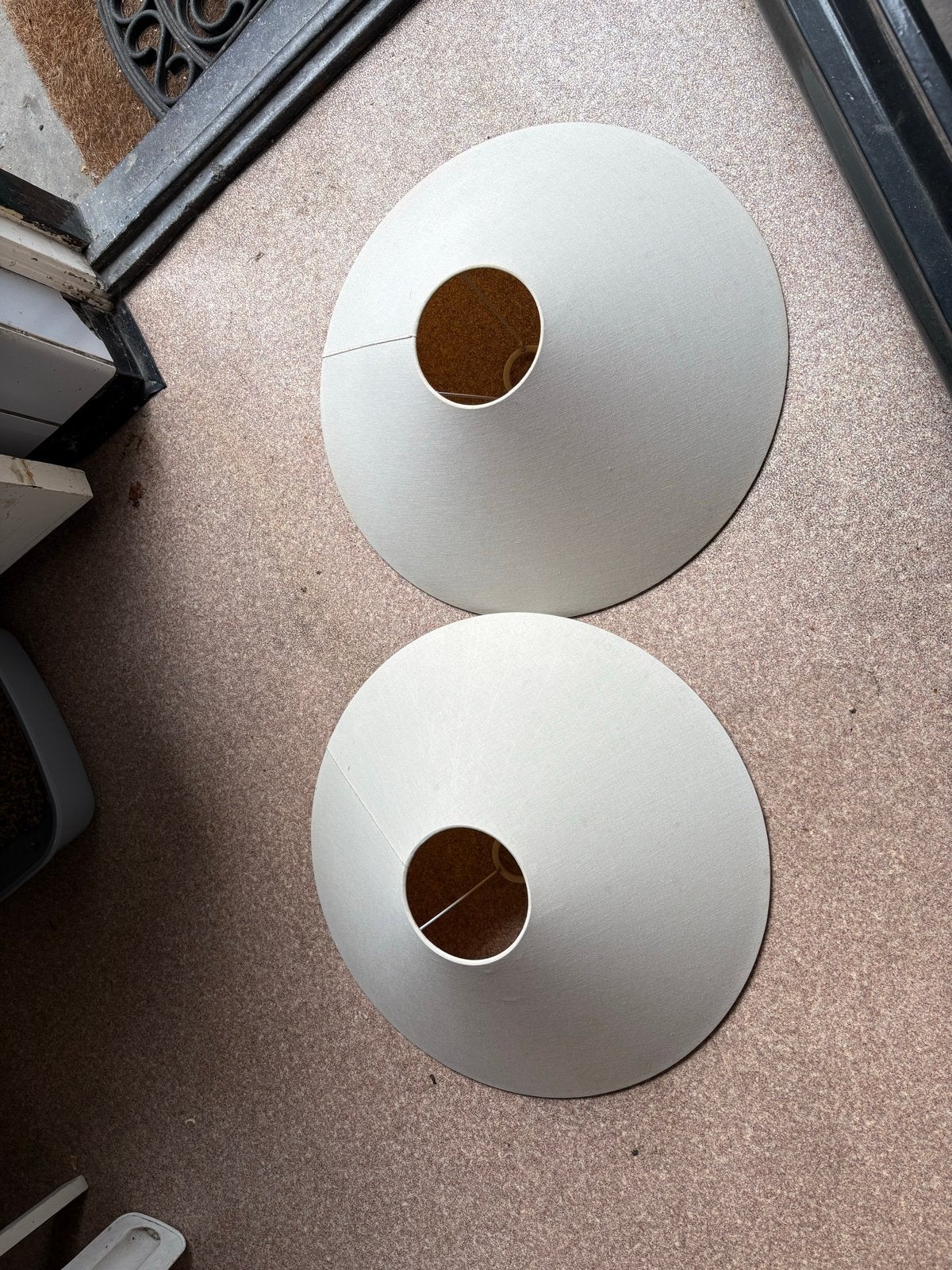 Twee crèmekleurige lampenkappen,, Huis en Inrichting, Tafellamp, Rond, Zo goed als nieuw, 50 cm