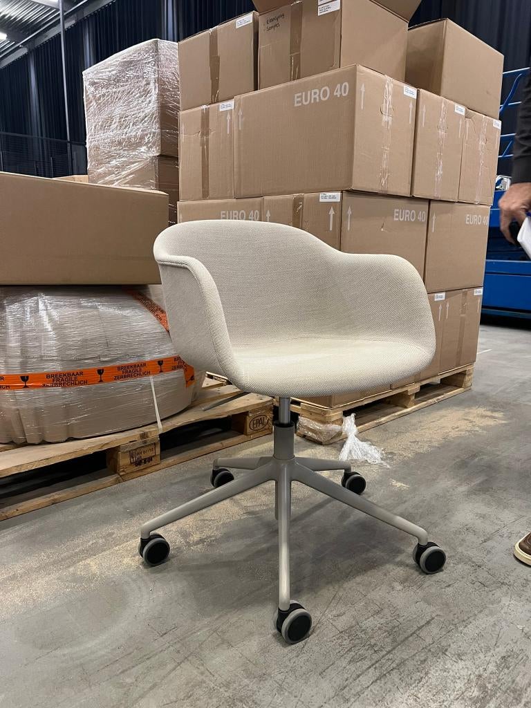 Muuto Fiber Chair, Huis en Inrichting, Ophalen, Twee, Zo goed als nieuw, Stof
