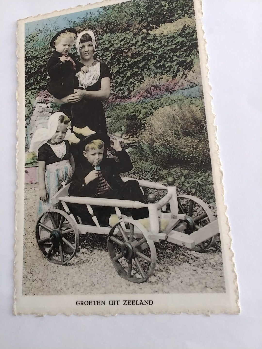 Oude kaart: Groeten uit Zeeland - Fam. in klederdracht, Ophalen of Verzenden, 1940 tot 1960, Gelopen, Klederdracht