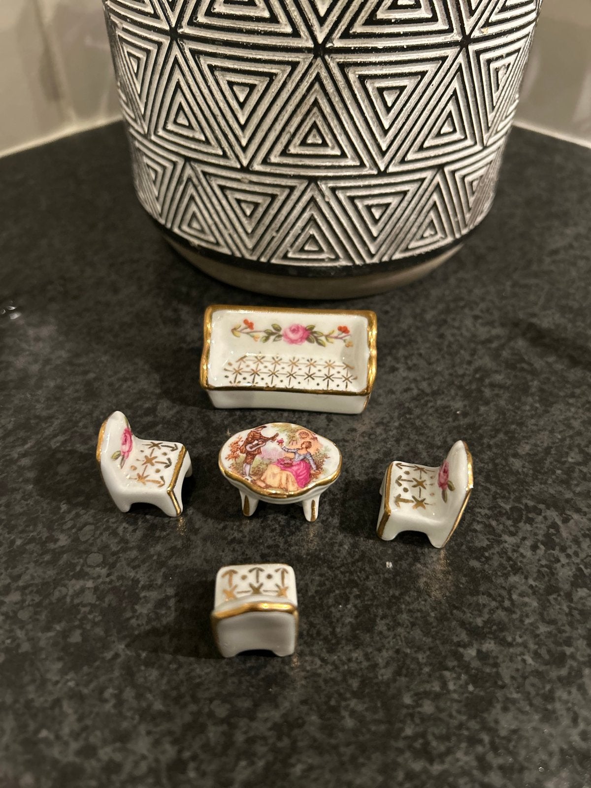Limoges miniatuur meubelsetje - porselein, Ophalen of Verzenden, Zo goed als nieuw