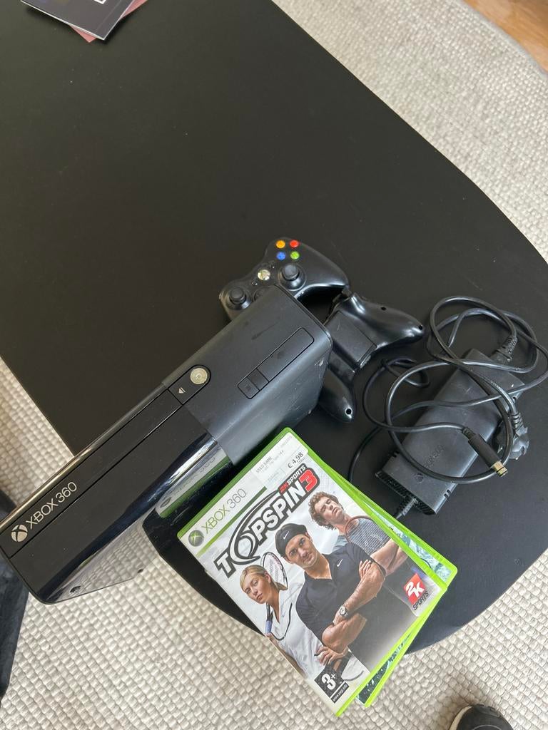 Xbox 360 E met 2 controllers en 8 games, Spelcomputers en Games, Spelcomputers | Xbox 360, Ophalen, 360 E, Met 2 controllers, 250 GB