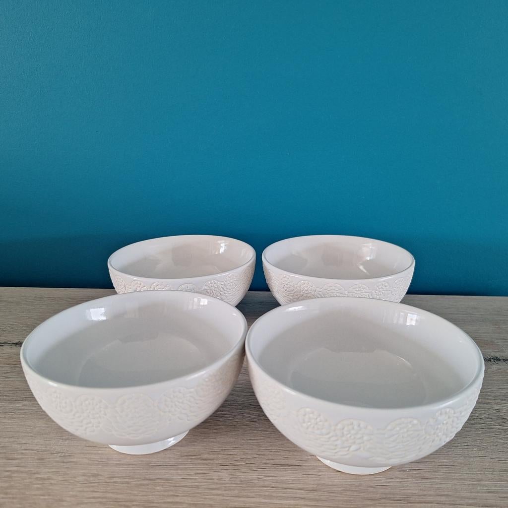 Set van 4 witte kommetjes met reliëf, Ophalen of Verzenden, Zo goed als nieuw, Schaal of Schalen