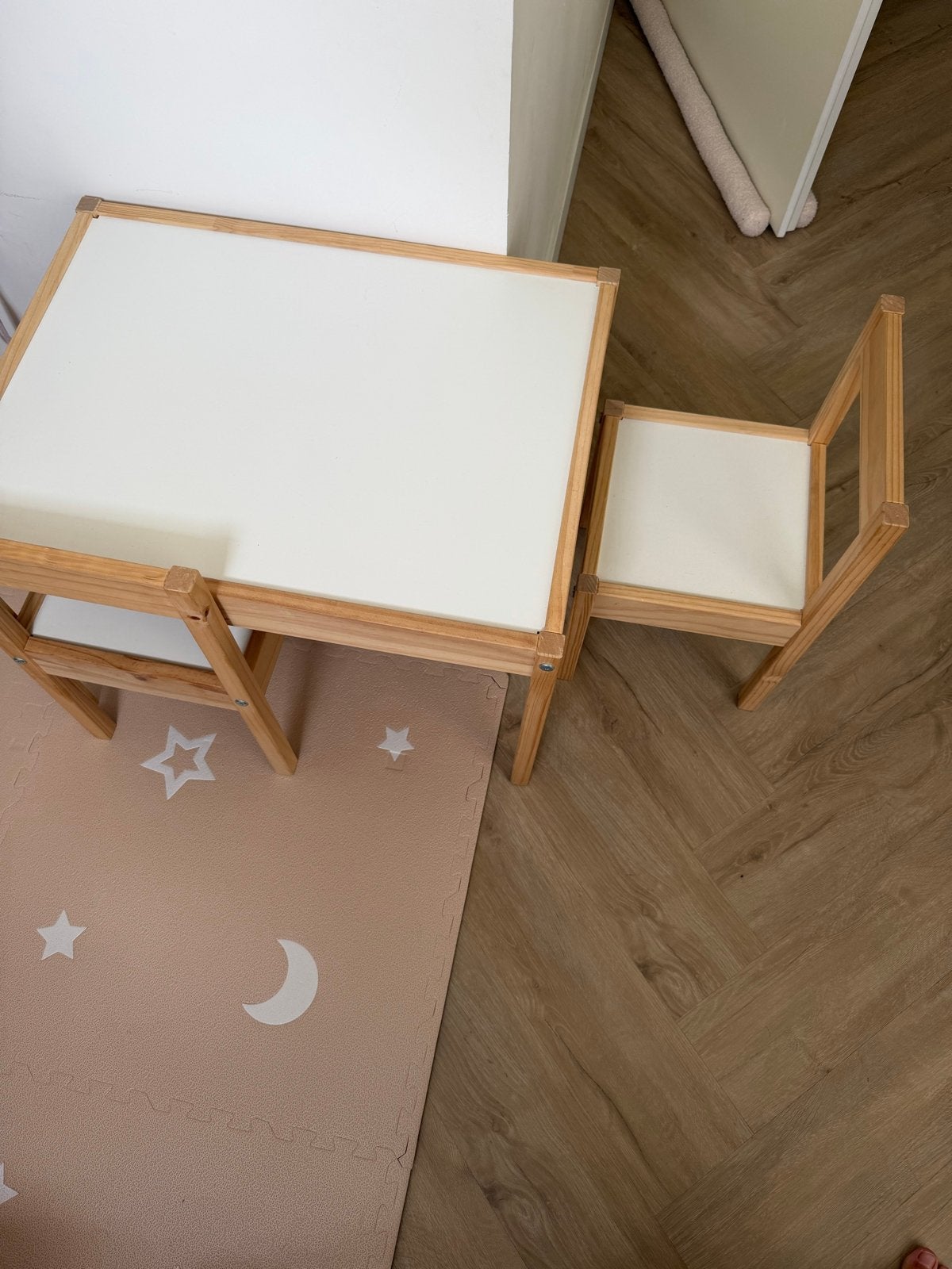 IKEA LÄTT Kindertafel met 2 stoelen - wit/grenen, Ophalen, Gebruikt, Tafel(s) en Stoel(en)