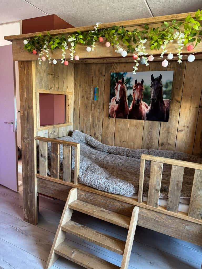 Pipowagen steigerhouten bed, Ophalen, Zo goed als nieuw, Hoogslaper