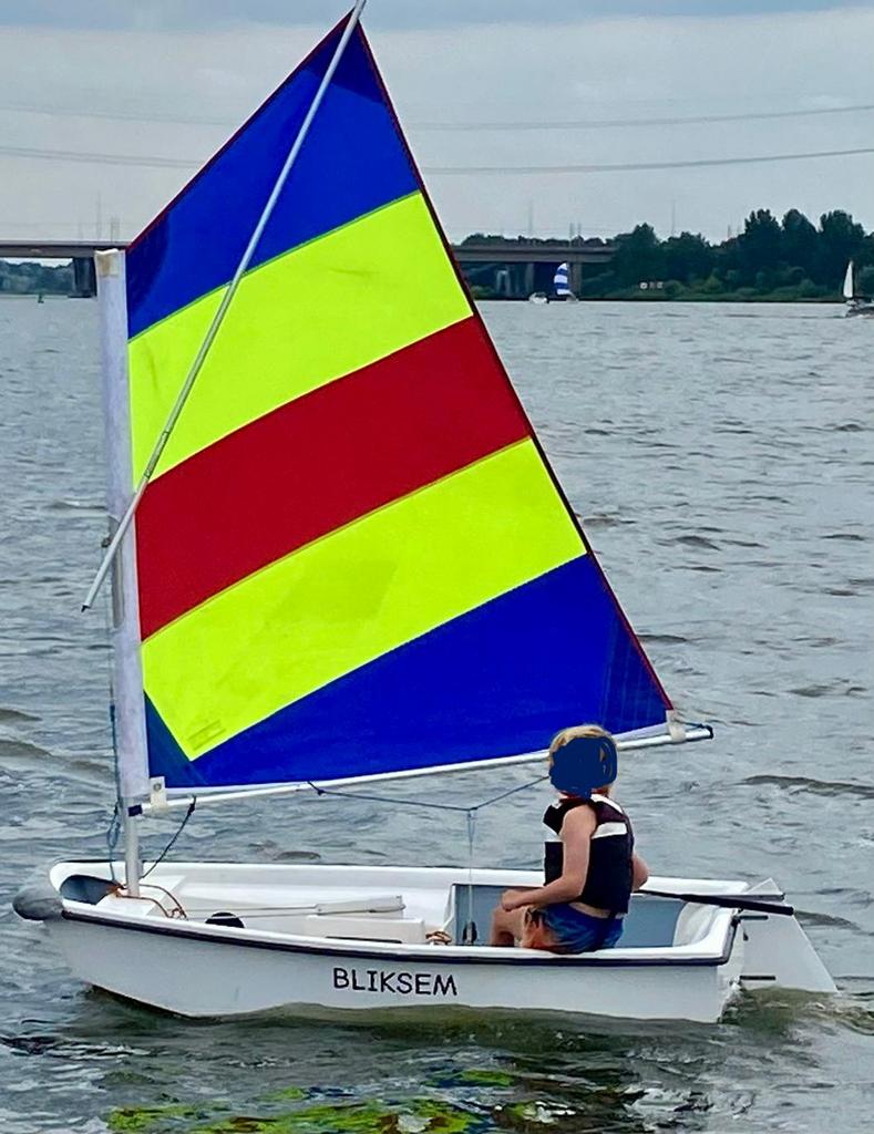 Optimist zeilboot >> Vaarklaar, Watersport en Boten, Open zeilboten, Gebruikt, Optimist, Minder dan 3 meter, Polyester, Geen motor