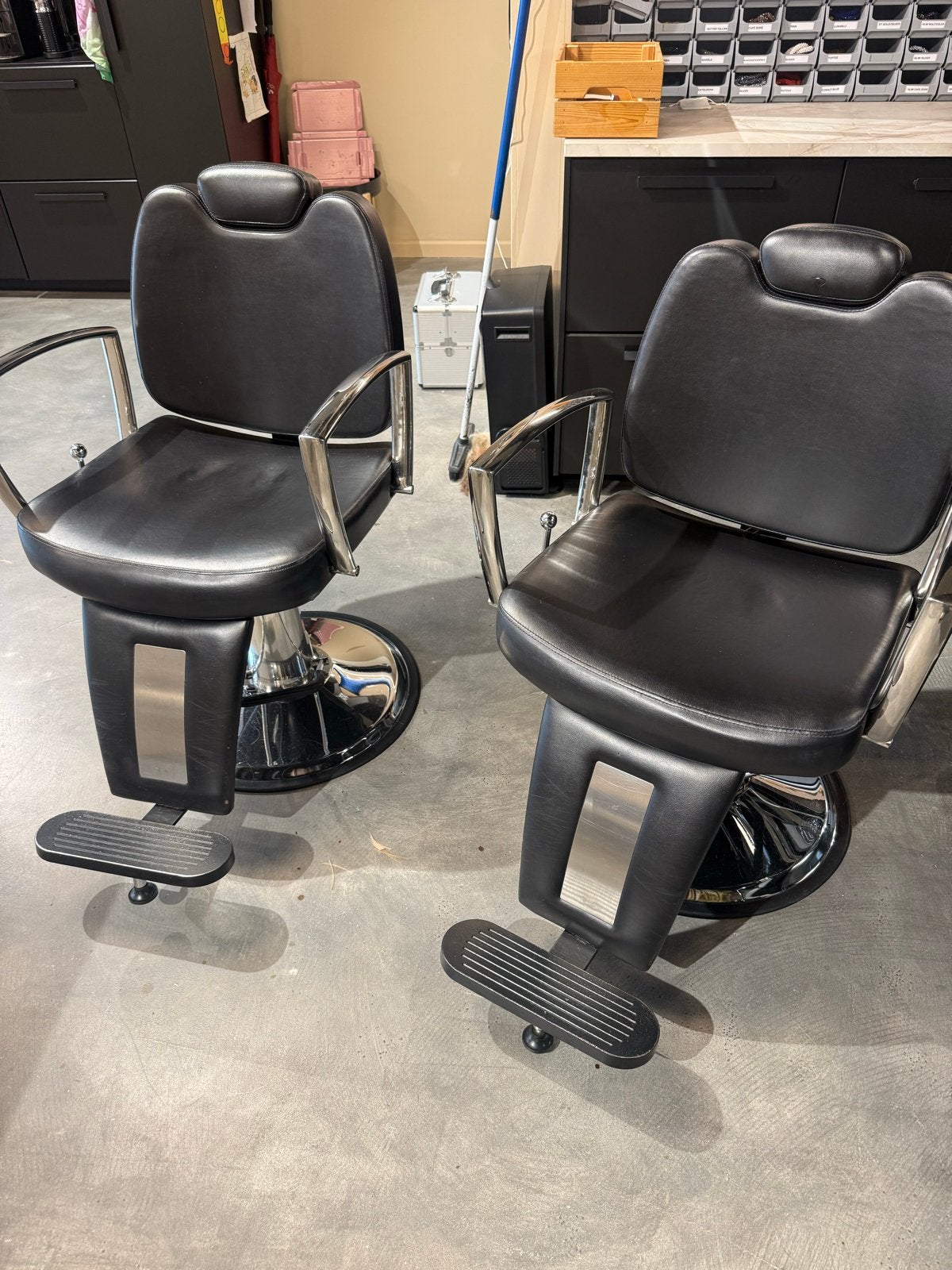 Kapperstoel / barberstoel, Ophalen, Gebruikt, Zwart, Twee
