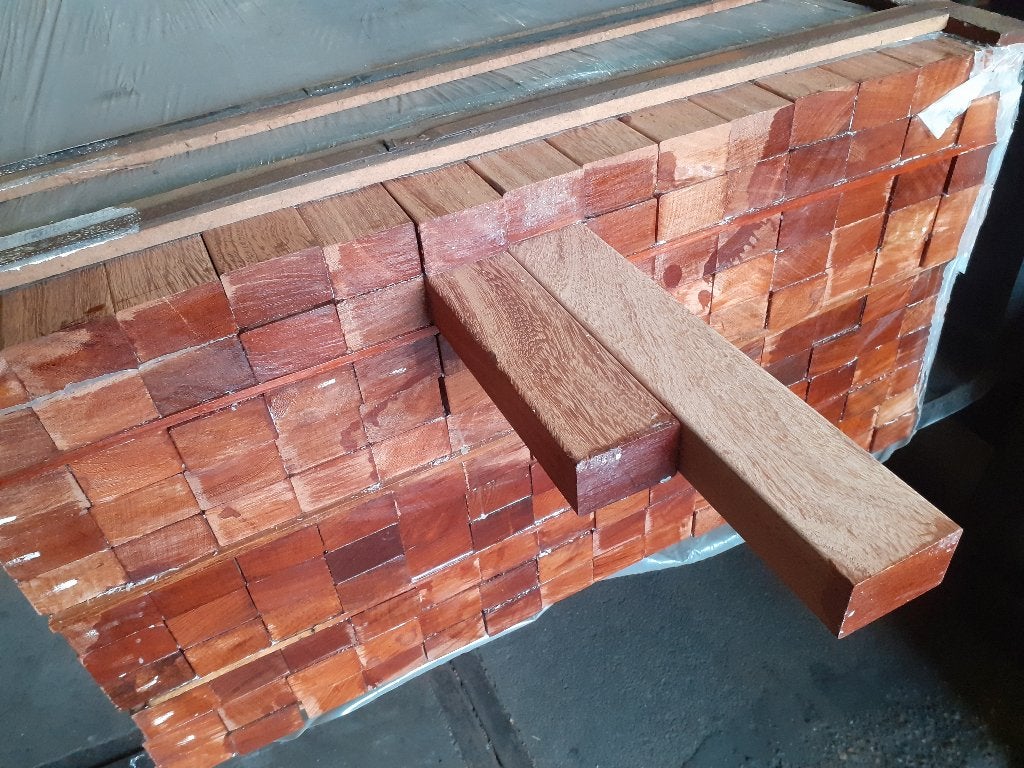 Partij 112 stuks hardhout geschaafde liggers 40x70x900mm, Nieuw, Ophalen of Verzenden, Hardhout, Minder dan 180 cm
