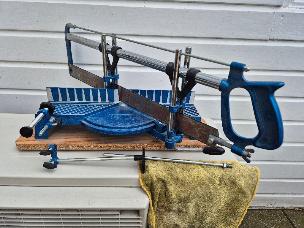Bijna nieuwe metalen verstek zaag op frame met hulp stukken., Ophalen of Verzenden, Nieuw, 170 cm of meer