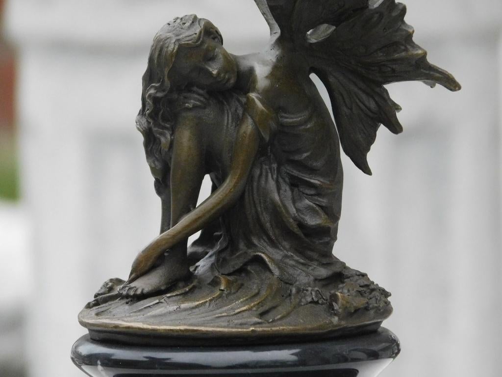 Bronzen beeld - slapende Elf - voet van marmer, Antiek en Kunst, Ophalen of Verzenden