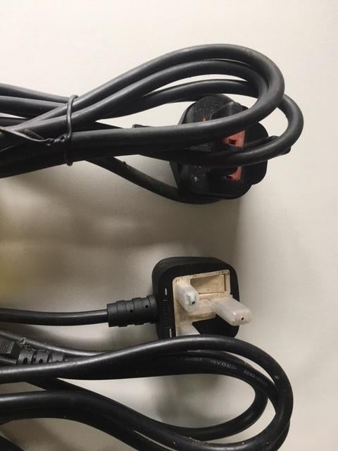 3 Engelse (UK) stekkers met voedingskabel, Doe-het-zelf en Verbouw, Elektra en Kabels, Ophalen of Verzenden, Nieuw, Stekker