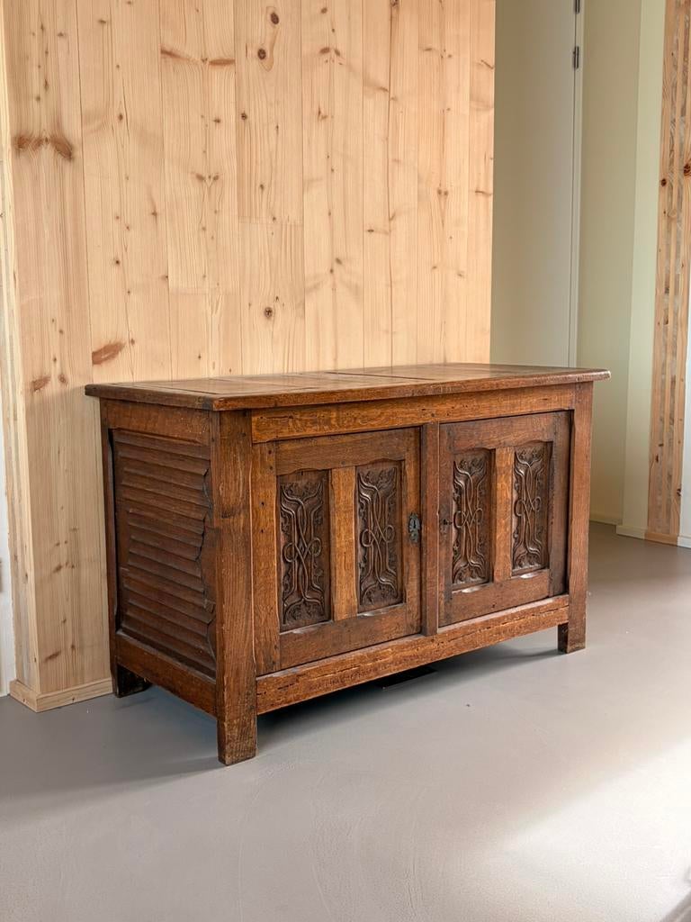 Vintage kast met keltisch houtsnijwerk, Antiek en Kunst, Antiek | Meubels | Kasten, Ophalen