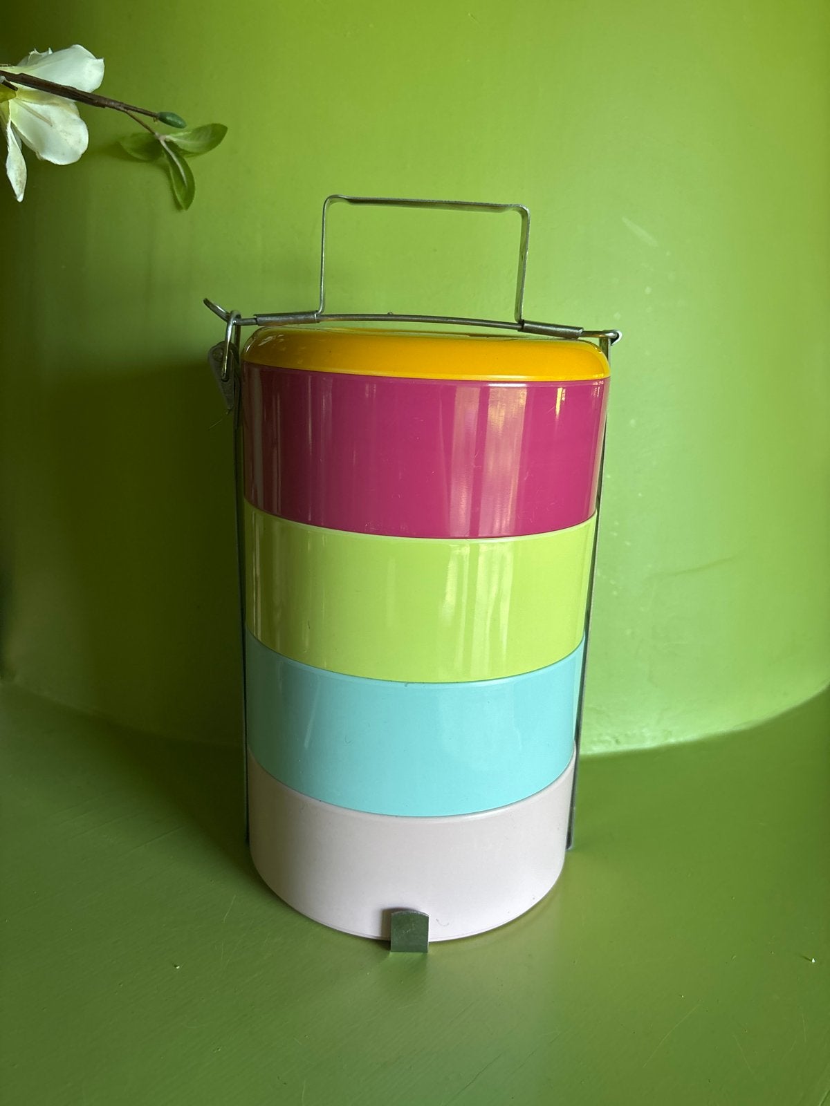 Hema Broodtrommel - Kleurrijke Tiffin Box, Huis en Inrichting, Gebruikt, Kunststof, Ophalen of Verzenden, Meerkleurig
