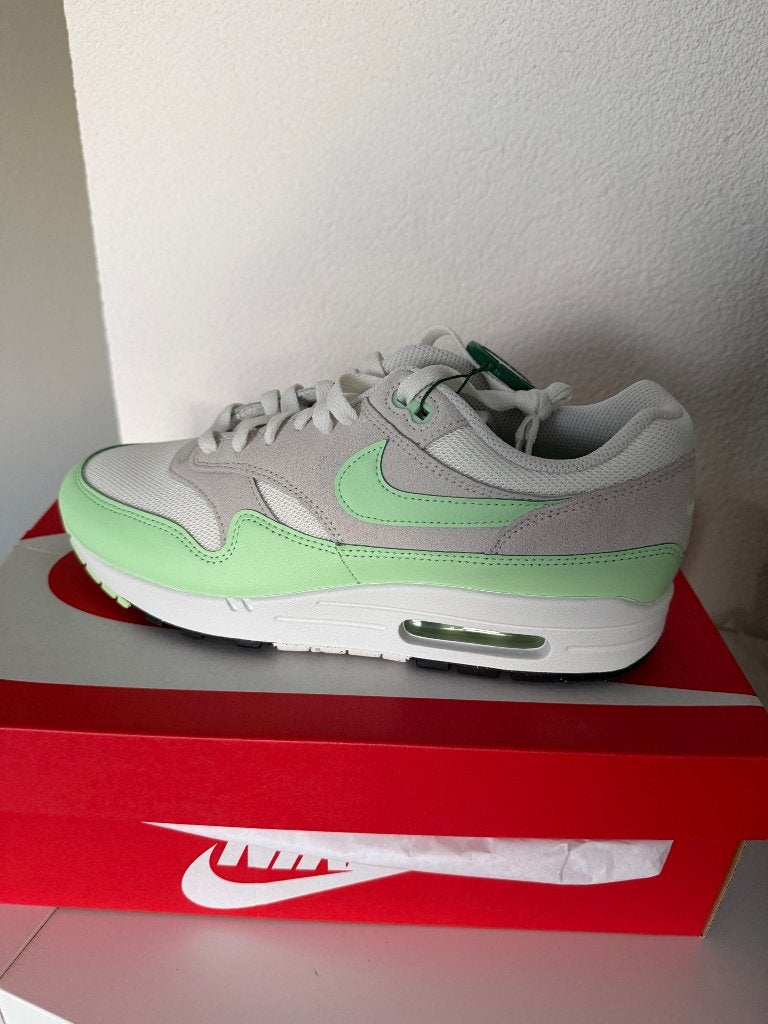 Nike air Max 1 summit white photon dust vapor green maat 43, Wit, Nike, Nieuw, Ophalen of Verzenden