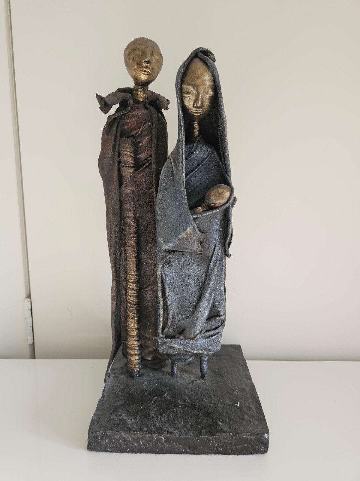 Modern sculptuur van gezin, 47 cm hoog, Groep mensen, Ophalen of Verzenden, Handgemaakt, 20 - 50 cm