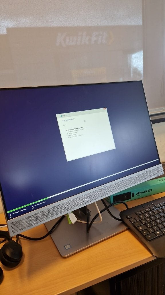 Laptop Reparatie Amsterdam | Scherm, Accu, Windows, Data, Ophalen, Minder dan 4 GB, Qwerty, Geen