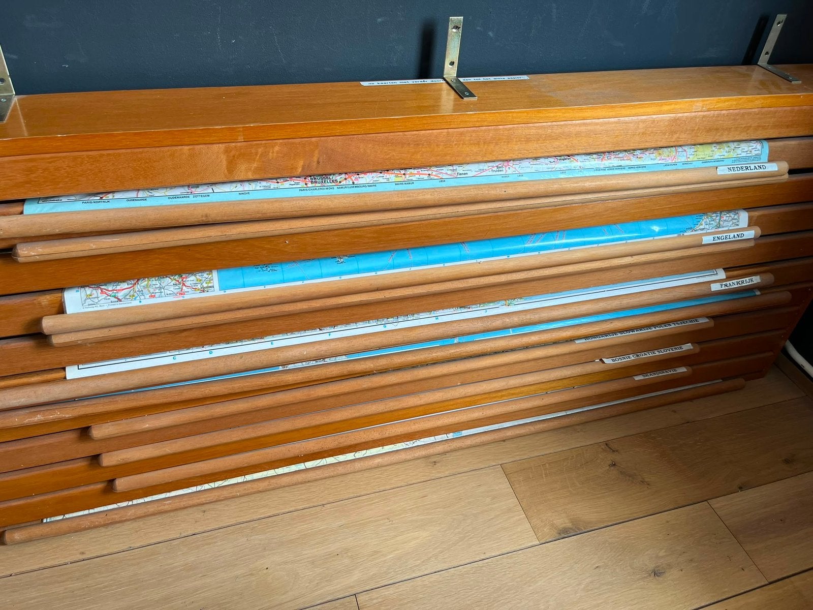 Vintage wandkast met landkaarten, Ophalen, Gebruikt