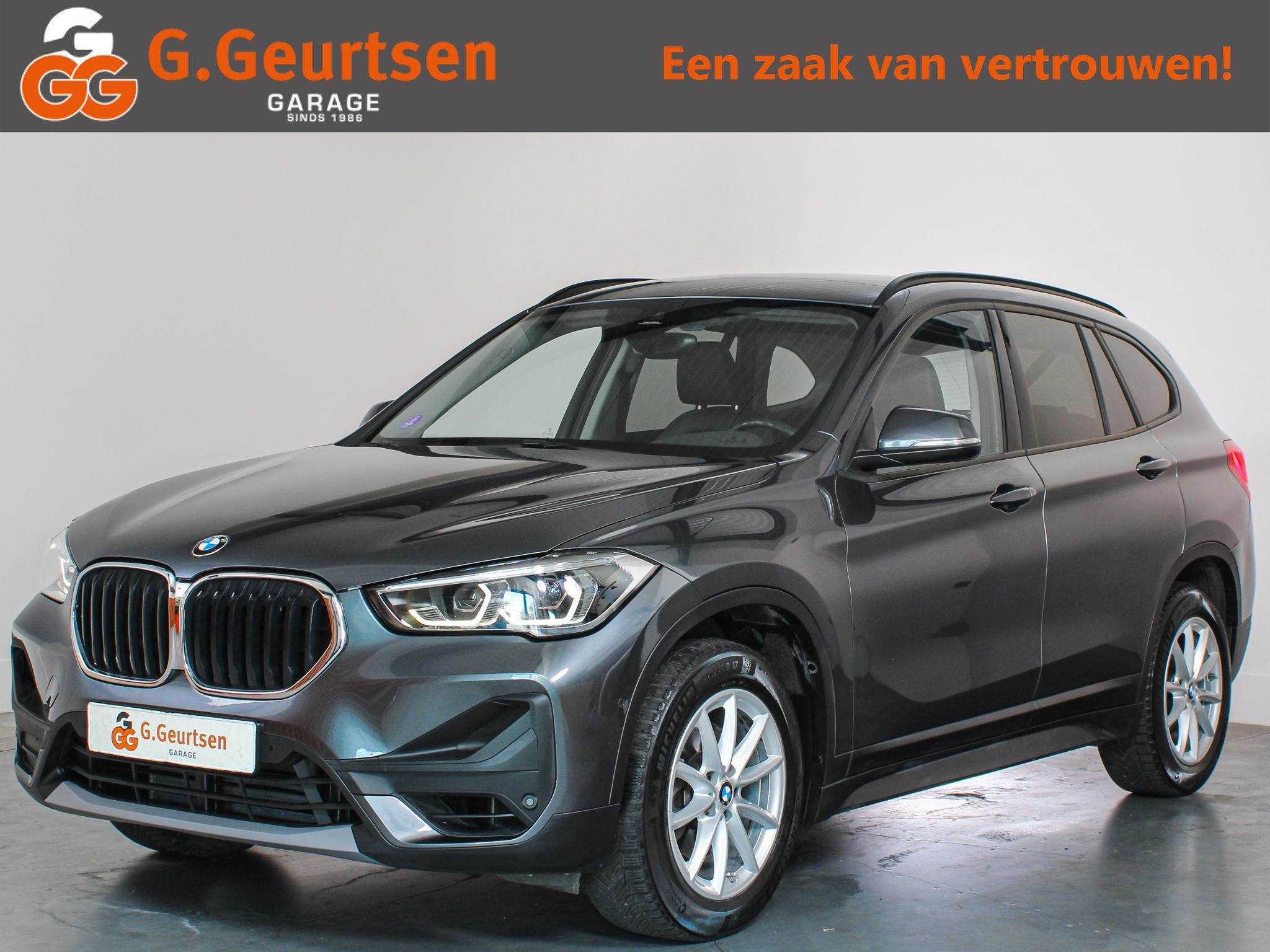 BMW X1 sDrive18i Executive LED koplampen, Navigatie, Cruise, Auto's, Gebruikt, Bedrijf, 3 cilinders, 1405 kg