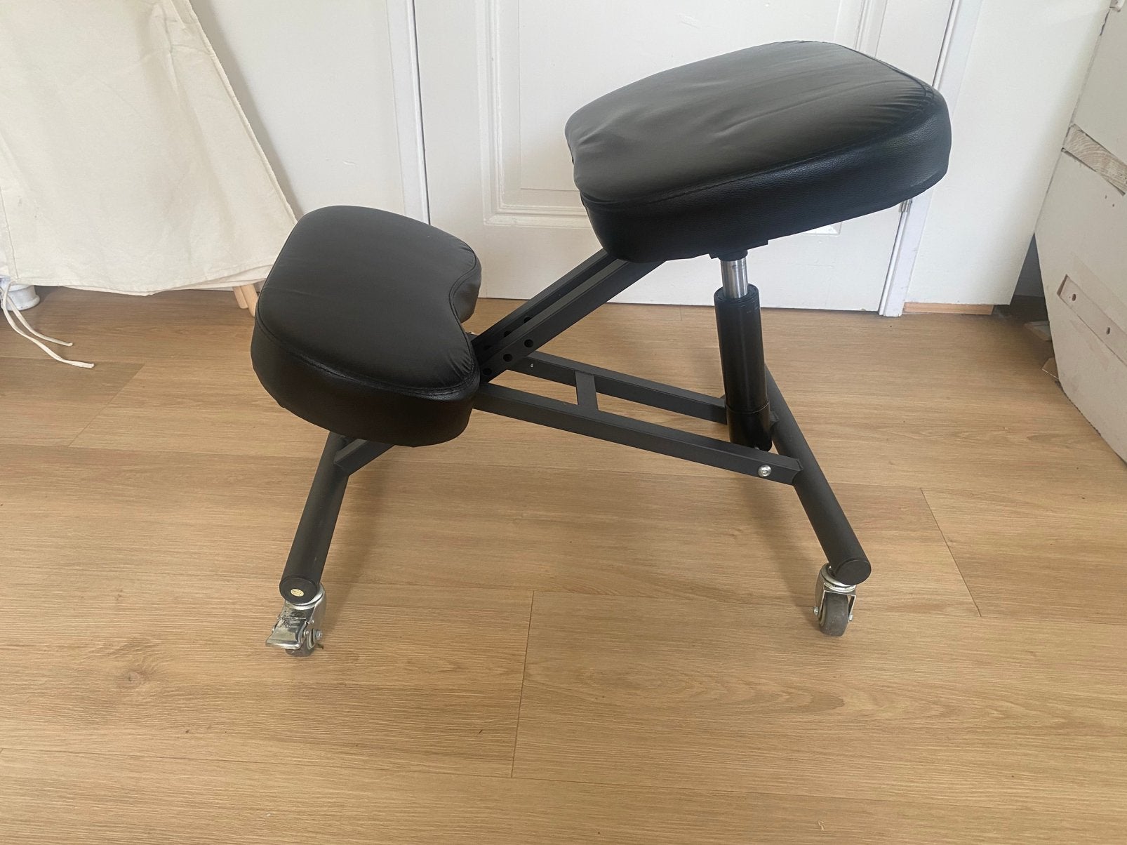 Ergonomische kniestoel volledig verstelbaar, Ophalen, Zo goed als nieuw, Eén