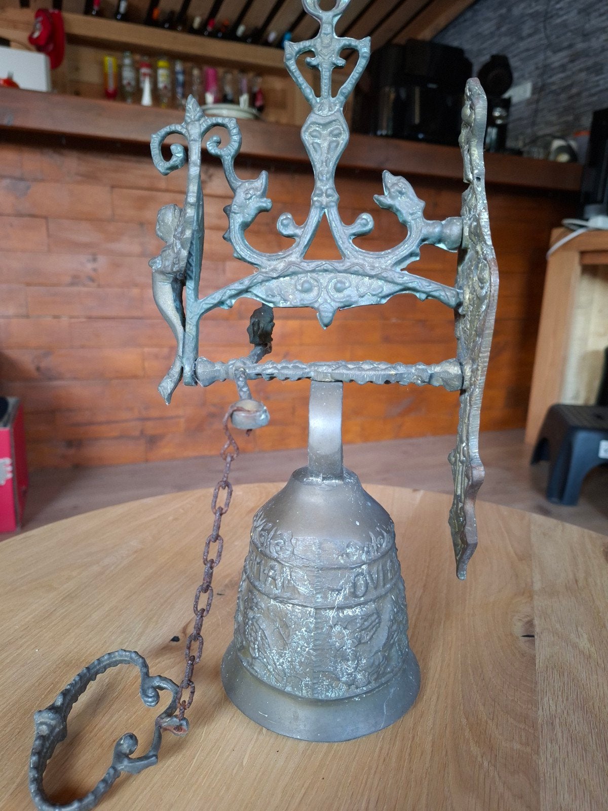Kloosterbel met Romeinse tekst en engelenfiguren, Ophalen of Verzenden