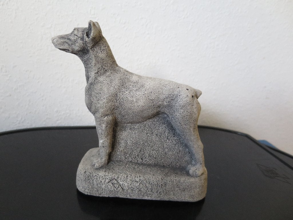 mooi stenen beeld van de dobermann pincher 15/12 cm, Ophalen of Verzenden
